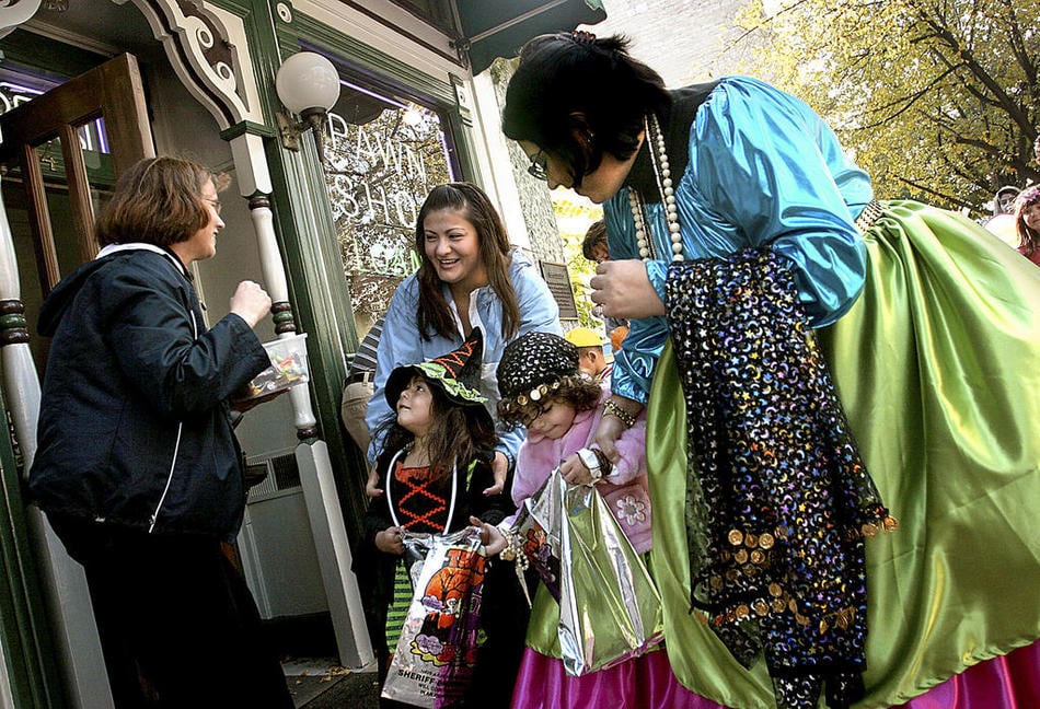 Halloween safety tips for trick-or-treaters, homeowners and drivers — Shaw Local News Network